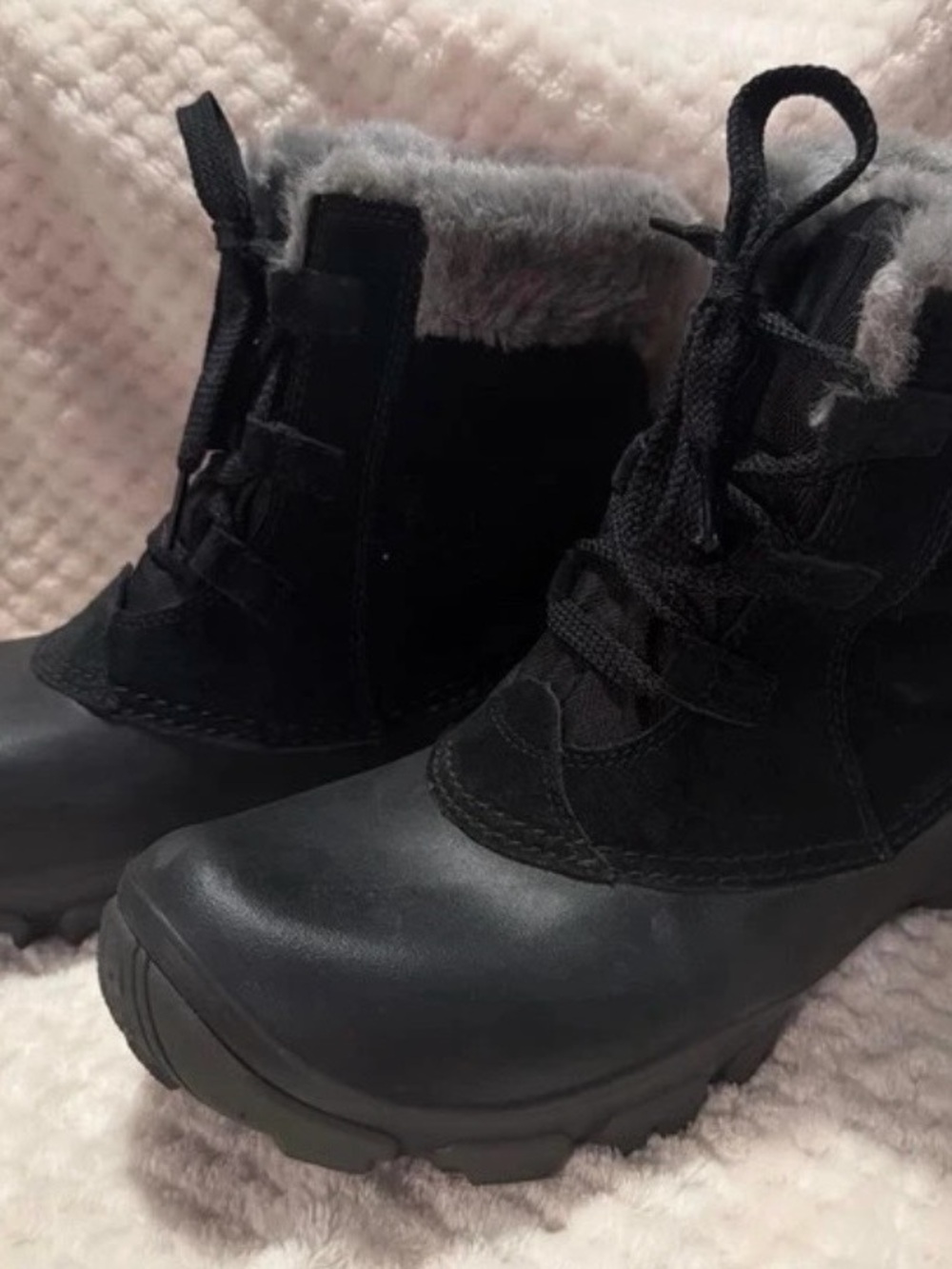 Columbia Black Fur-Trim Winter Lace-Up Boots